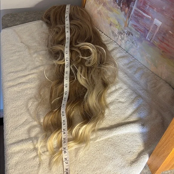 Blonde synthetic wig 28 inch - Picture 11 of 11